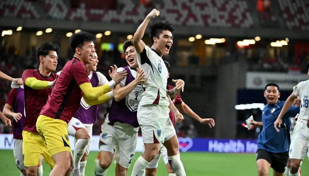 Ekspresi para pemain Thailand, setelah wasit mengesahkan gol Peeradon Chamratsamee ke gawang Singapura di laga Grup A Piala AFF 2024. (Sumber: Instagram @fathailandofficial)