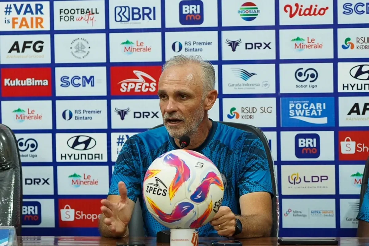 Joel Cornelli buka suara setelah resmi diberhentikan sebagai pelatih Arema FC.  (Sumber:  | Foto: ligaindonesiabaru.com)