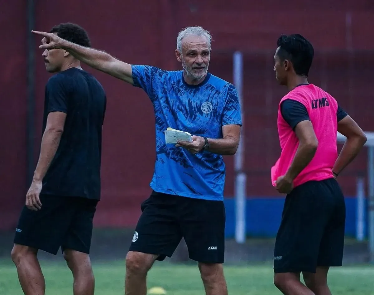 Arema FC mengakhiri kerja sama dengan pelatih Joel Cornelli.  (Sumber:  | Foto: Instagram/@aremafcofficial)