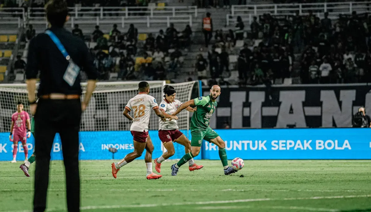 Persebaya Surabaya mengamankan posisi puncak klasemen Liga 1 2024-25 setelah menggasak Borneo FC. (Sumber: persebaya.id)