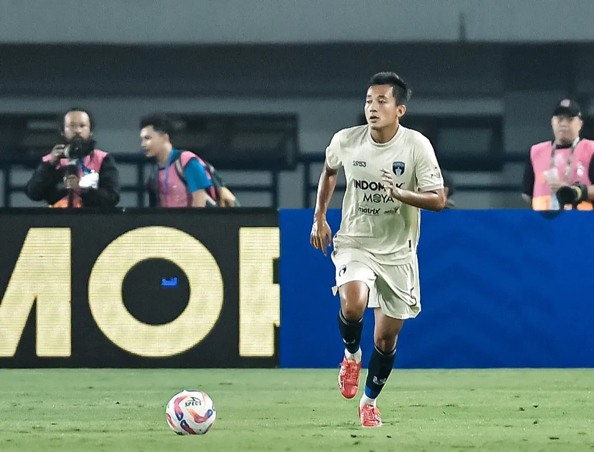 Bek Persita, Charisma Fathoni mendapat kartu merah pada pertandingan melawan Persib di Stadion GBLA, Kota Bandung, Minggu 22 Desember 2024.  (Sumber:  | Foto: Instagram/@persita.official)