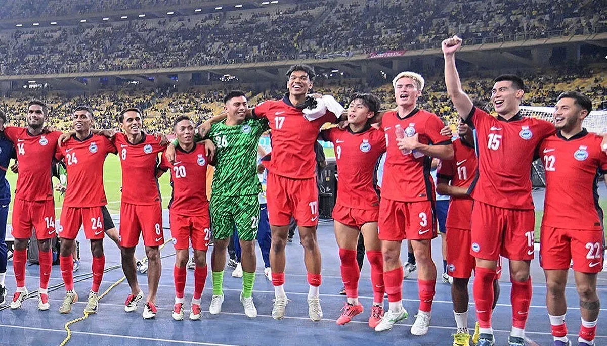 Para pemain Singapura merayakan keberhasilan lolos ke semifinal Piala AFF 2024 setelah menahan imbang Malaysia di laga terakhir Grup A. (Sumber: Instagram @aseanutdfc)