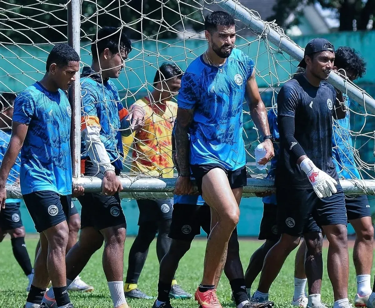 Skuad Arema FC tengah berlatih untuk mempersiapkan laga melawan Semen Padang. (Sumber:  | Foto: Instagram/@aremafcofficial)