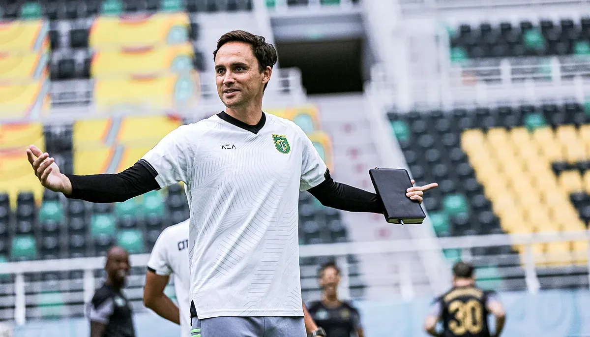 Paul Munster sukses membawa Persebaya meraih hasil lebih baik hingga separuh perjalanan kompetisi Liga 1 musim 2024-25. (Sumber: persebaya.id)