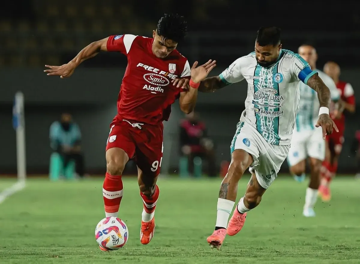 Striker Persis Solo, Ramadhan Sananta tengah berduel dengan pemain PSBS Biak.  (Sumber:  | Foto: Instagram/@persisofficial)