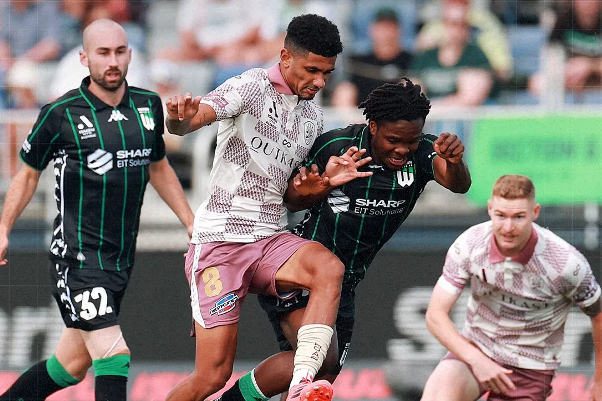 Brisbane Roar kian tenggalam di dasar klasemen Liga Australia A-League 2024-25, setelah Rafael Struick Cs takluk dari Western United. (Sumber: Instagram @brisbaneroarfc)