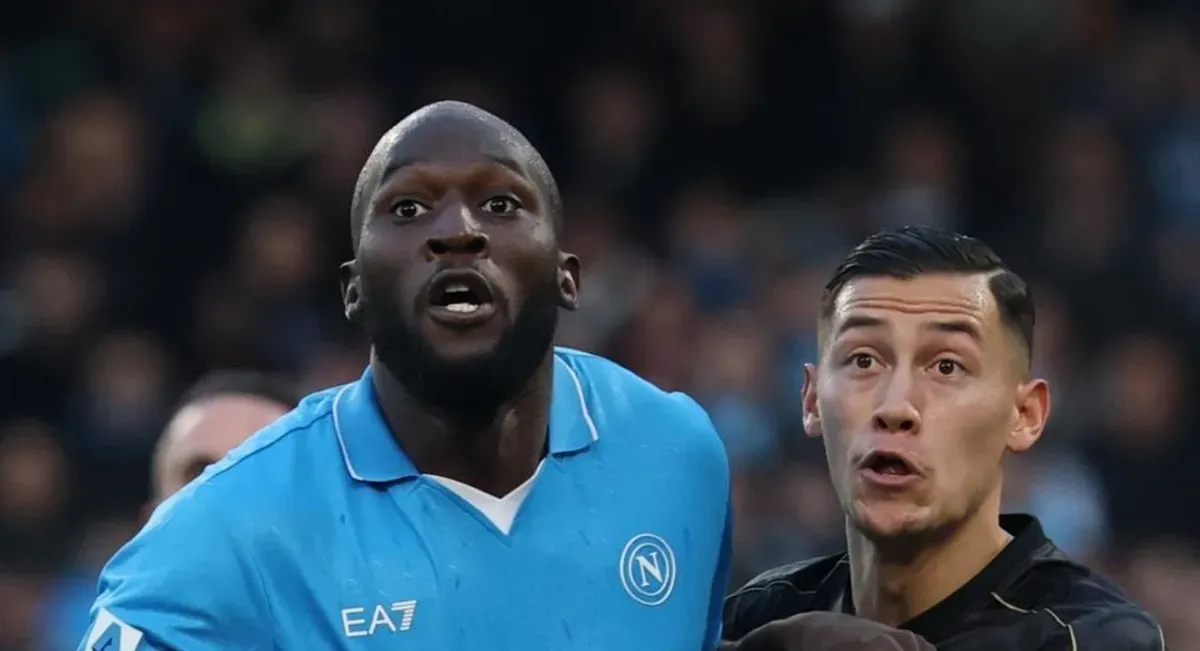 Duel Romelu Lukaku dan Jay Idzes. (Sumber: X/@SerieAEnilive)