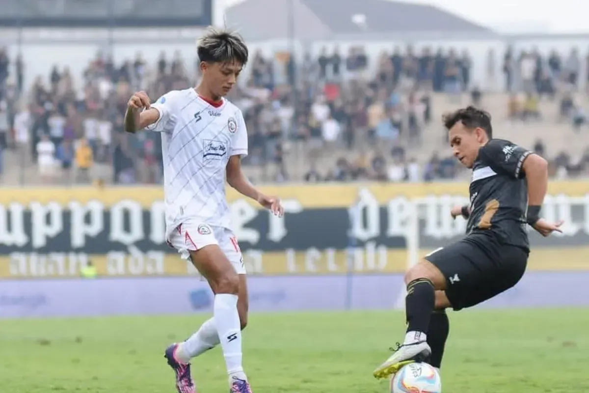 Potret wonderkid Arema FC, Achmad Maulana (kiri) yang dirumorkan merapat ke Persib Bandung. (Sumber: Instagram/ @achmad19m)