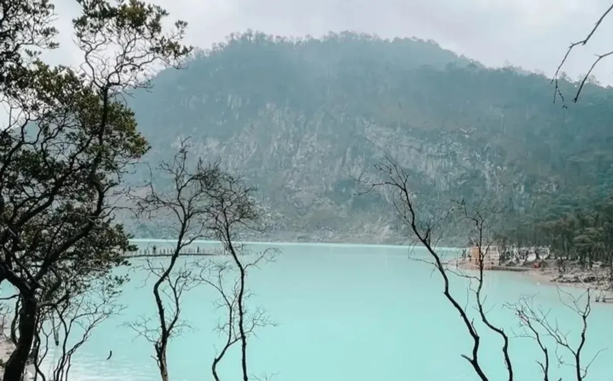 Kawah Putih Ciwidey destinasi wisata outdoor libur lebaran 2025 yang cocok bagi keluarga. (IG Kawah Putih @by_thrzia)