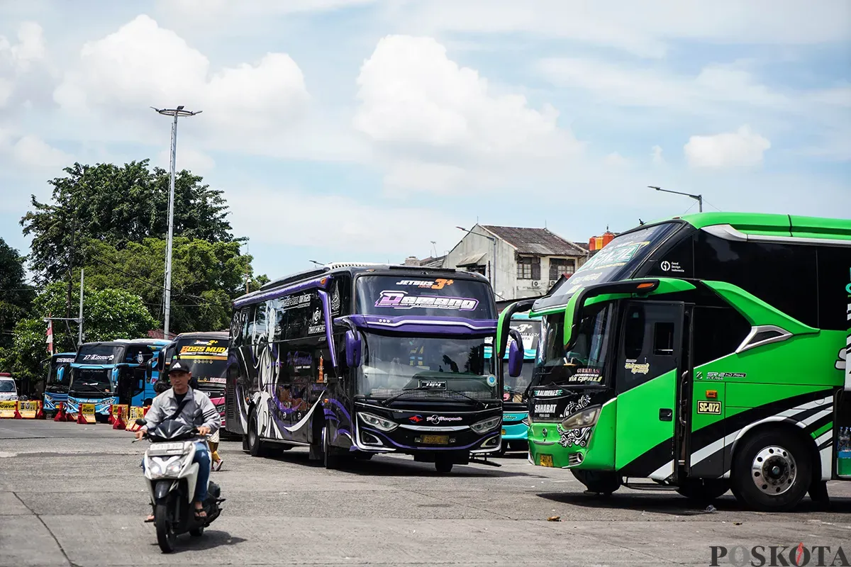 Pemudik arus balik membawa barang bawaannya di Terminal Kalideres, Jakarta Barat, Jumat, 4 April 202 (Sumber: Poskota/Bilal Nugraha Ginanjar)