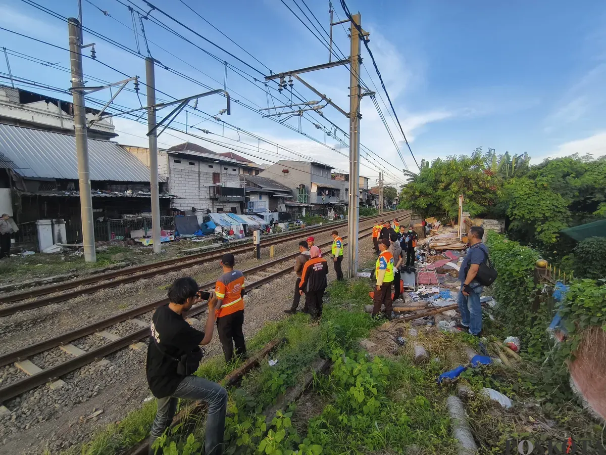 Seorang pria tewas seketika usai terserempet kereta di Jalan Hadiah Raya RT 12 RW 03, Jelambar, Grogol Petamburan, Jakarta Barat, Kamis, 3 April 2025 sore. (Sumber: Poskota/Pandi Ramedhan)
