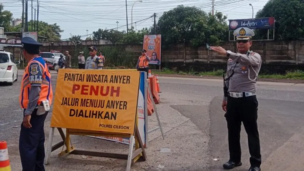 Ditlantas Polda Banten menerapkan sistem one way guna menghindari kepadatan di jalur menuju kawasan wisata sepanjang Pantai Anyer. (Sumber: Dok. Humas Polda Banten)