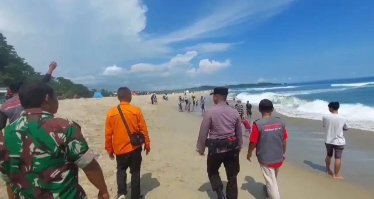 Tim Balawista Lebak bersama tim SAR melakukan proses pencarian korban terseret ombak laut di Pantai Goa Langir. (Sumber: Dok. Balawista Lebak)