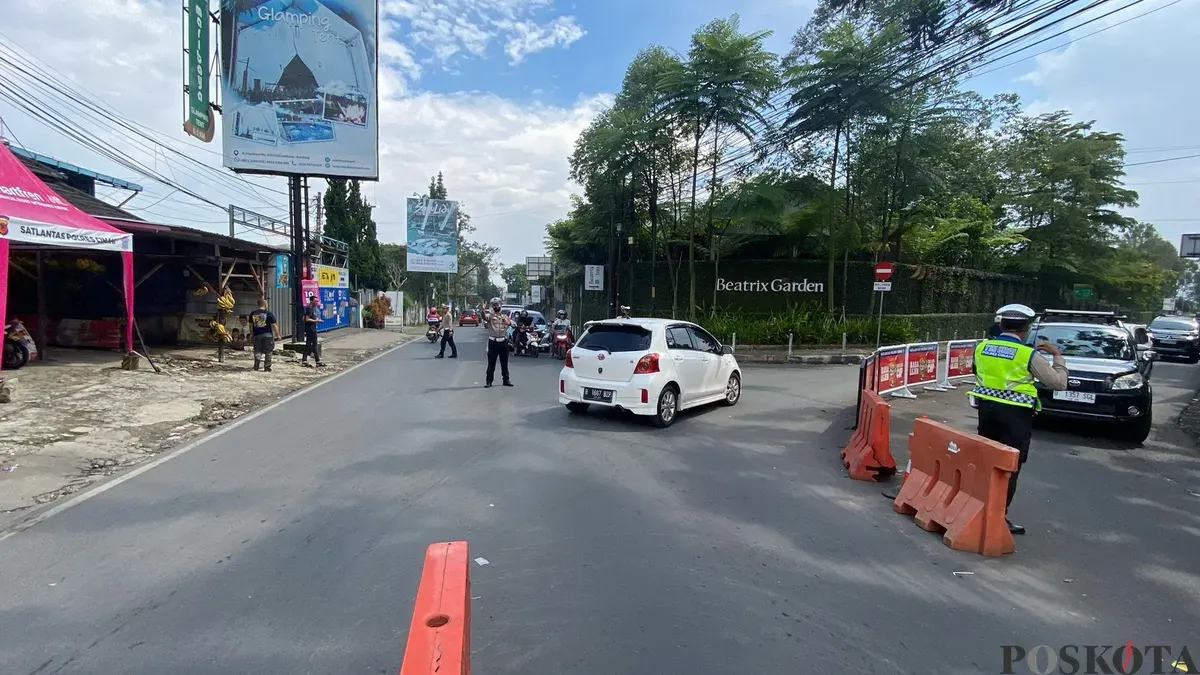 Suasana arus lalu lintas di simpang Beatrix Lembang, Jumat 4 April 2025, terpantau lancar. (Sumber: Poskota/Gatot Poedji Utomo)