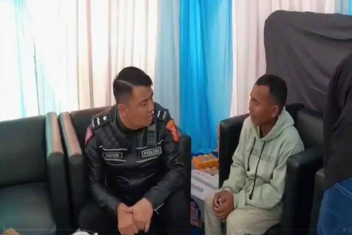 Seorang pemudik bernama M Fahruk, 30 tahun, ketinggalan bus yang ditumpanginya di rest area KM 130 Tol Cipali. (Sumber: Dok. Humas Polda Jawa Barat)