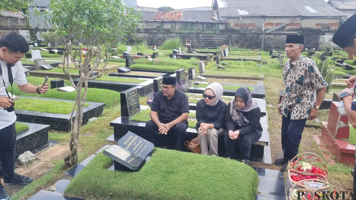 Wagub Jakarta, Rano Karno, saat berziarah ke makam orangtua di TPU Tanah Kusir, Kebayoran Lama, Jaksel, Jumat, 4 April 2025. (Sumber: Poskota/Pandi Ramedhan)