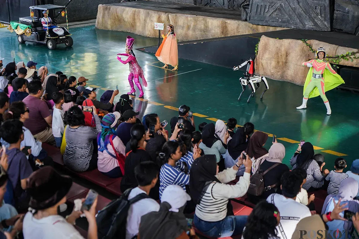 Pengunjung menikmati sejumlah wahana permaianan di Dunia Fantasi (Dufan), Taman Impian Jaya Ancol, Jakarta, Sabtu, 5 April, 2025. (Sumber: Poskota/Bilal Nugraha Ginanjar)