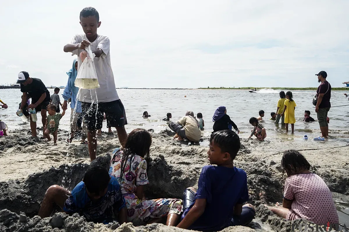 Ribuan pengunjung menikmati wisata air bersama sanak keluarga di kawasan wisata Pantai Lagoon Ancol, Jakarta, Sabtu, 5 April 2025. (Sumber: Poskota/Bilal Nugraha Ginanjar)