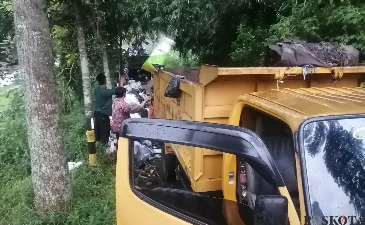 Petugas UPT Kebersihan DLH Bandung Barat, mengangkut sampah di Kampung Cijengkol, Desa Wangunsari, Lembang, Bandung Barat, Senin 7 April 2025. (Sumber: Poskota/Gatot Poedji Utomo)