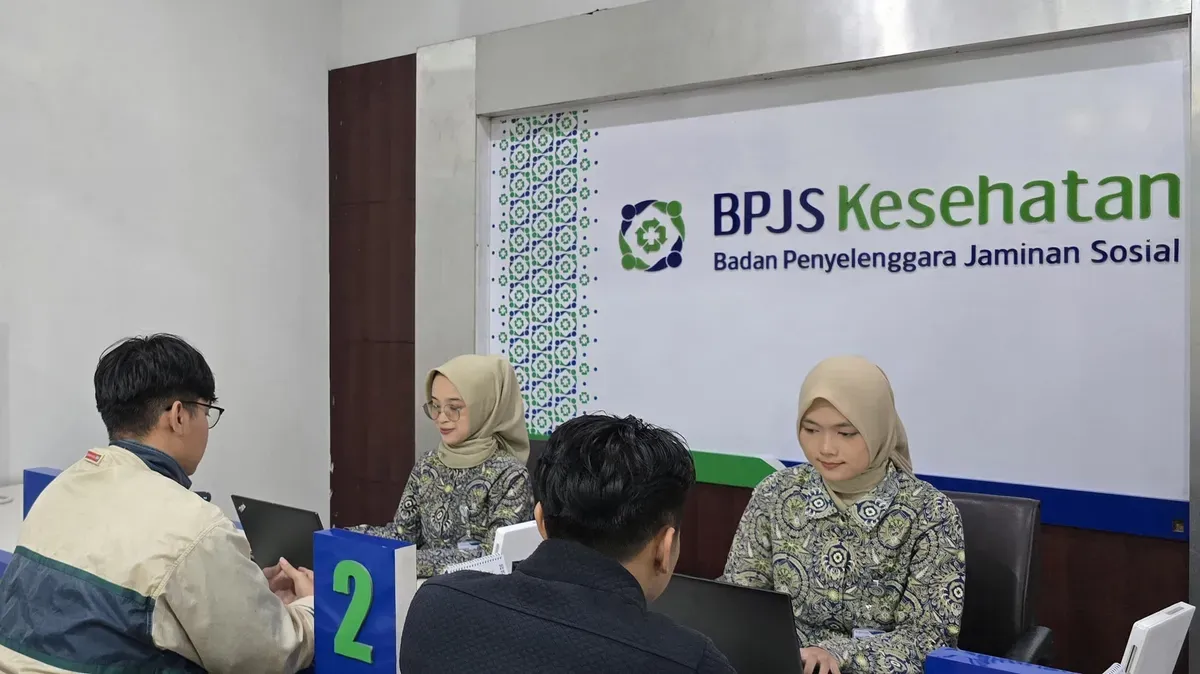 Ilustrasi - Petugas BPJS Kesehatan sedang memberikan pelayanan pada peserta. (Sumber: Media Center Kabupaten Garut)
