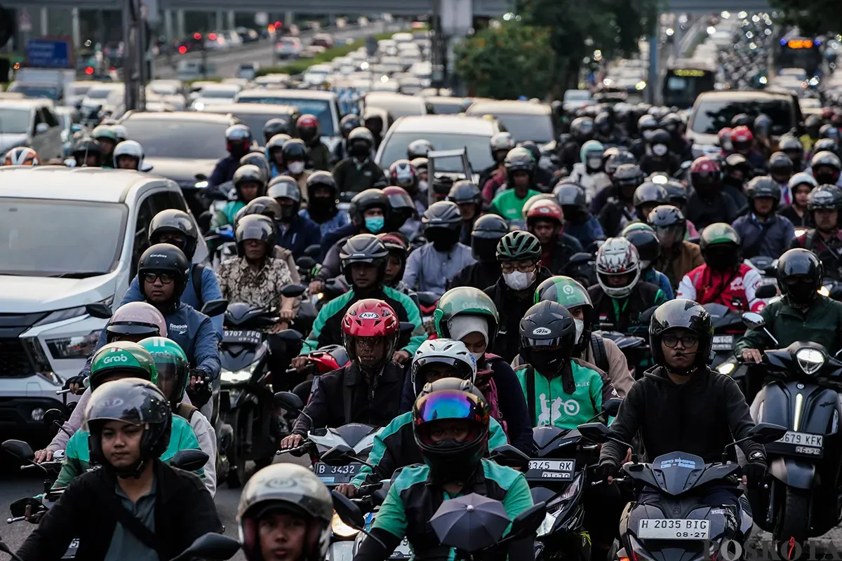 Ribuan kendaraan melintas perlahan saat jam pulang kerja di Jalan Gatot Subroto, Jakarta Selatan, Selasa, 8 April 2025. (Sumber: Poskota/Bilal Nugraha Ginanjar)