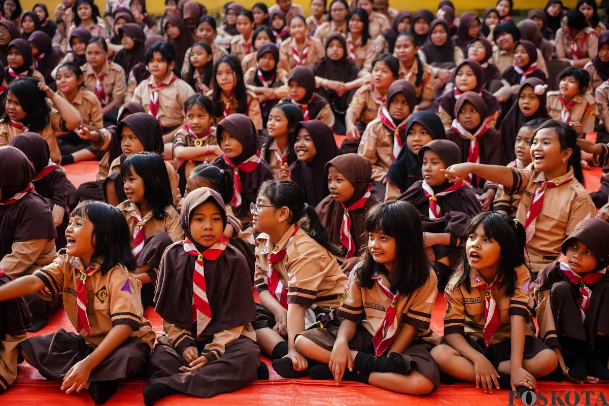 Sejumlah siswa Sekolah Dasar (SD) mengikuti acara halal bihalal yang diselingi dengan mendengarkan cerita dari pendongeng di lapangan SDN Tebet Timur 17, Tebet, Jakarta Selatan, Rabu, 9 April 2025. (Sumber: Poskota/ Bilal Nugraha Ginanjar)