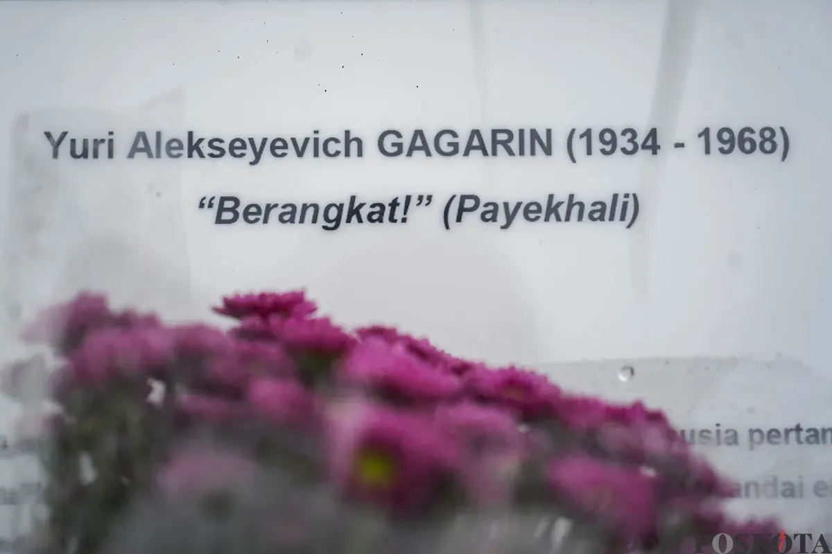 Warga menaruh karangan bunga di bawah patung seorang Kosmonot Yuri Gagarin, pada peringatan Hari Penerbangan Antariksa Sedunia di Taman Mataram, Kebayoran Baru, Jakarta, Sabtu, 12 April 2025. (Sumber: Poskota/Bilal Nugraha Ginanjar)
