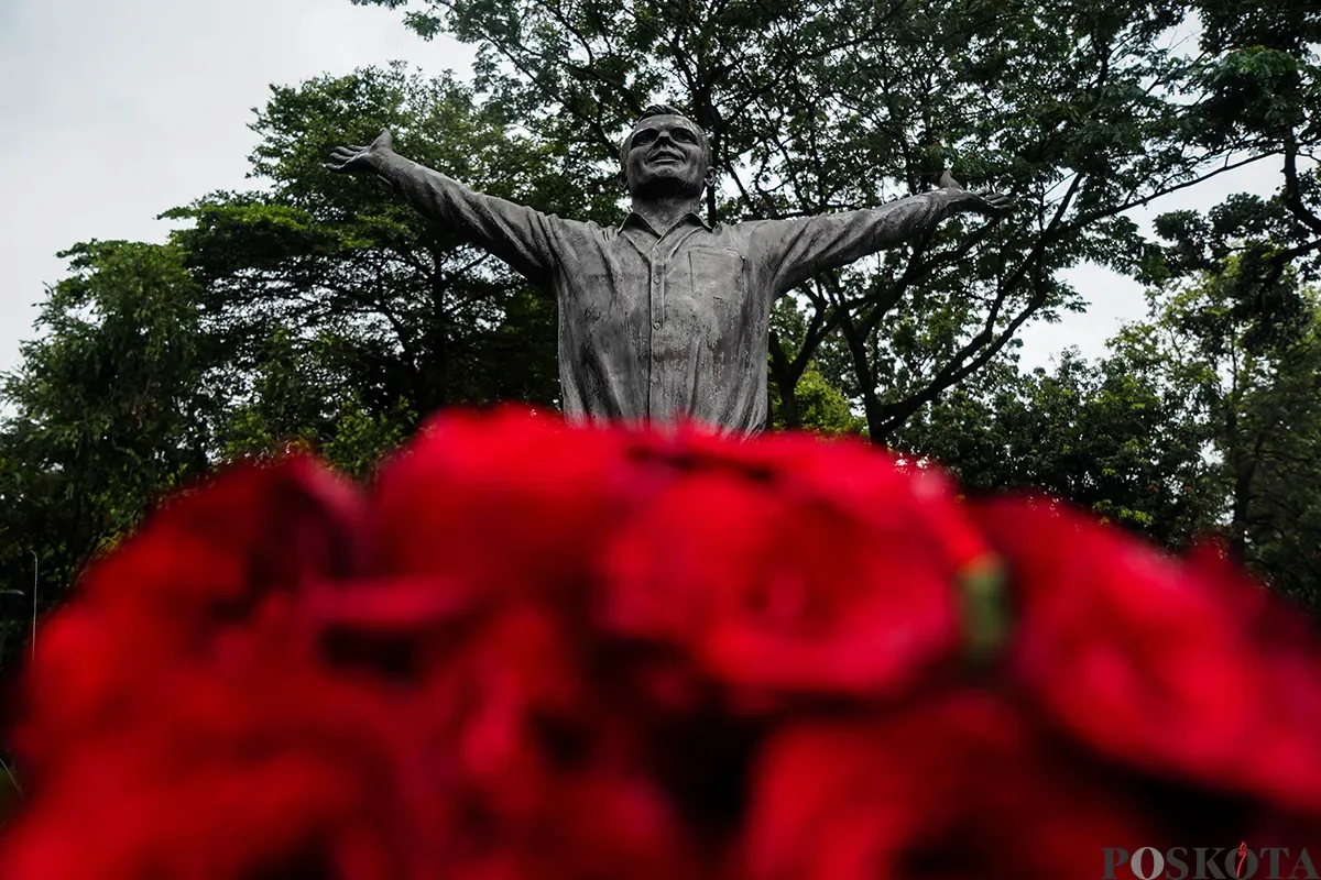 Warga menaruh karangan bunga di bawah patung seorang Kosmonot Yuri Gagarin, pada peringatan Hari Penerbangan Antariksa Sedunia di Taman Mataram, Kebayoran Baru, Jakarta, Sabtu, 12 April 2025. (Sumber: Poskota/Bilal Nugraha Ginanjar)