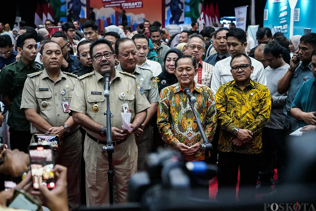Wakil Gubernur DKI Jakarta, Rano Karno (tengah) didampingi Walikota Jakarta Barat Uus Kuswanto (kiri), dan Rektor Universitas Trisakti Kadarsah Suryadi (kanan) menyampaikan keterangan usai membuka Job Fair Jakarta Goes to Campus di Universitas Trisakti, Jakarta, Selasa, 15 Februari 2025. (Sumber: Poskota/Bilal Nugraha Ginanjar)