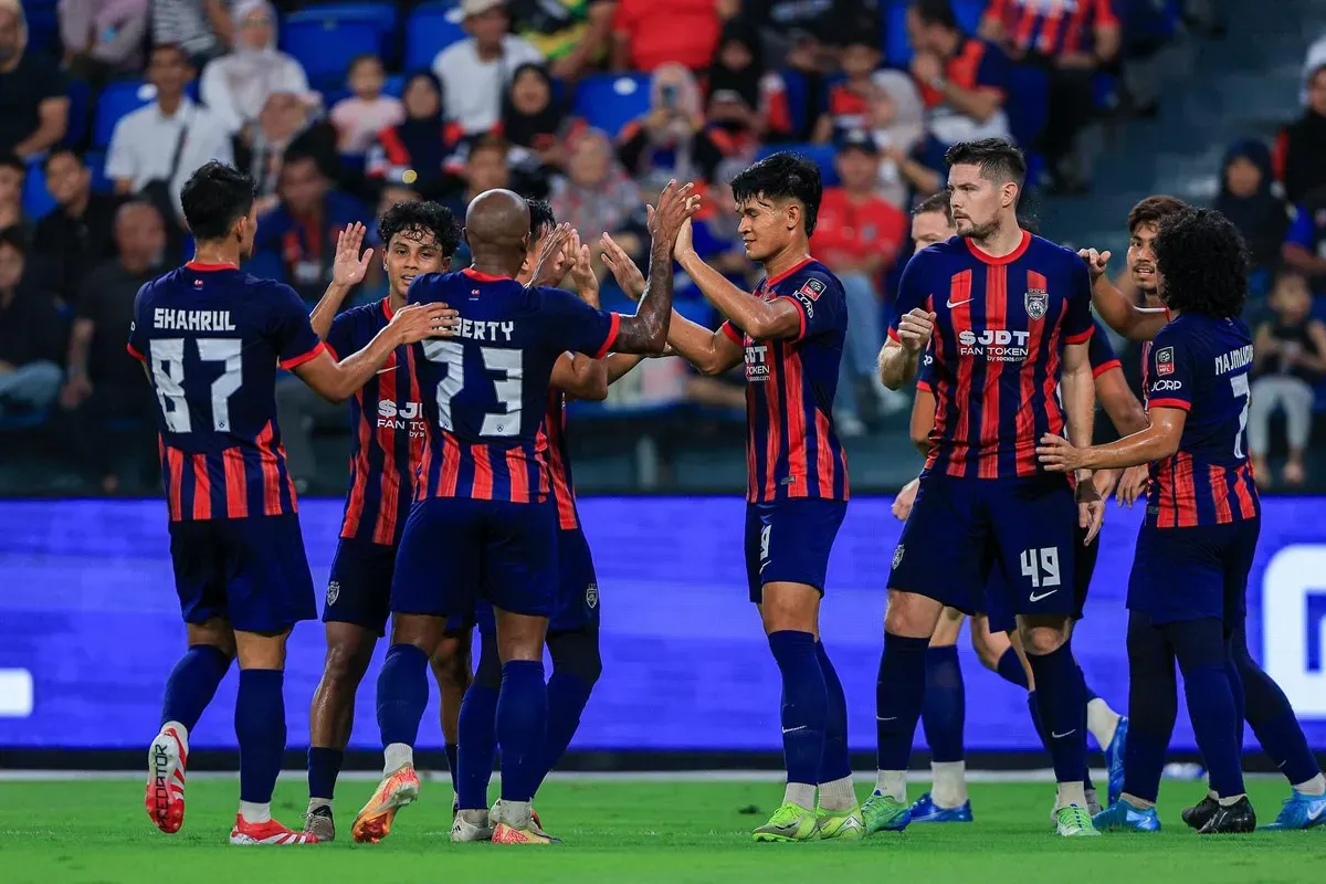 Johor Darul Tazim (JDT) FC, klub bek Timnas Indonesia, Jordi Amat, melengkapi gelar Liga Super Malaysia dengan rekor tak terkalahkan. (Sumber: Instagram @officialjohor)
