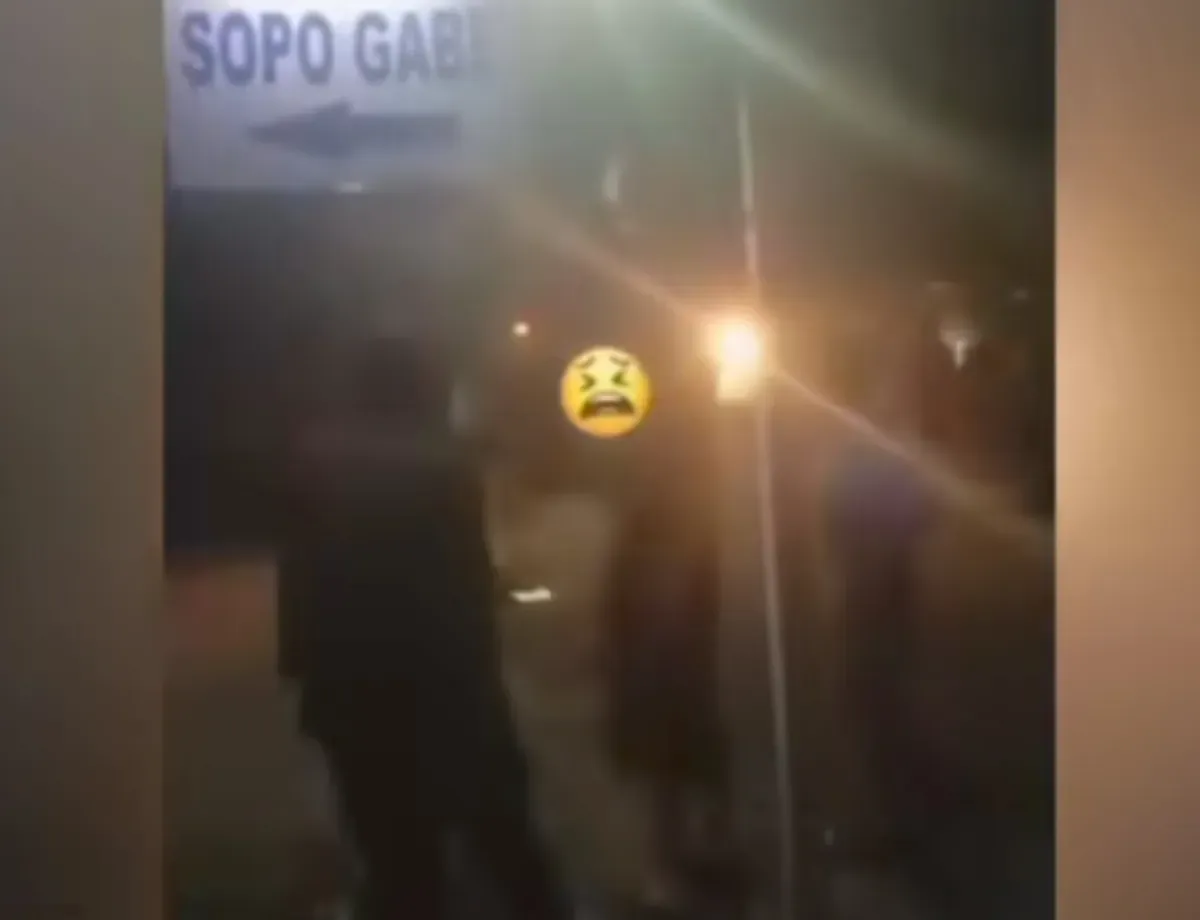 Tiga mobil polisi dibakar warga Depok saat penangkapan ketua ormas terkait penganiayaan dan senpi ilegal. Penangkapan dipicu sengketa lahan yang diklaim pelaku tanpa bukti sah. (Sumber: Capture Instagram @infomunjul)
