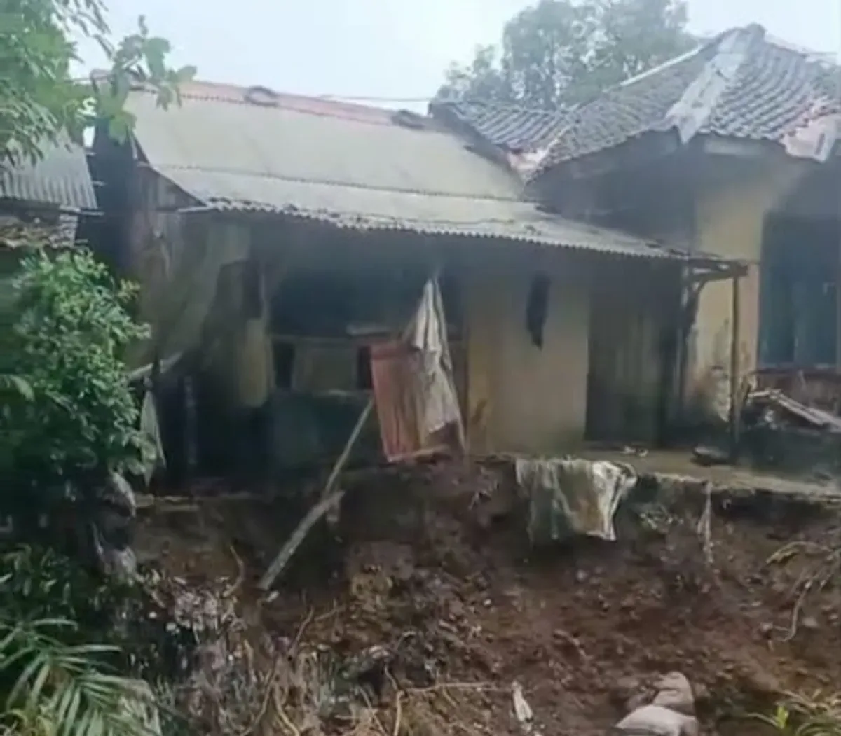 Sejumlah rumah warga Desa Sindangkarya, Kecamatan Menes, Pandeglang, rusak akibat bencana longsor dan pohon tumbang. (Sumber: Dok. Desa Sindangkarya)