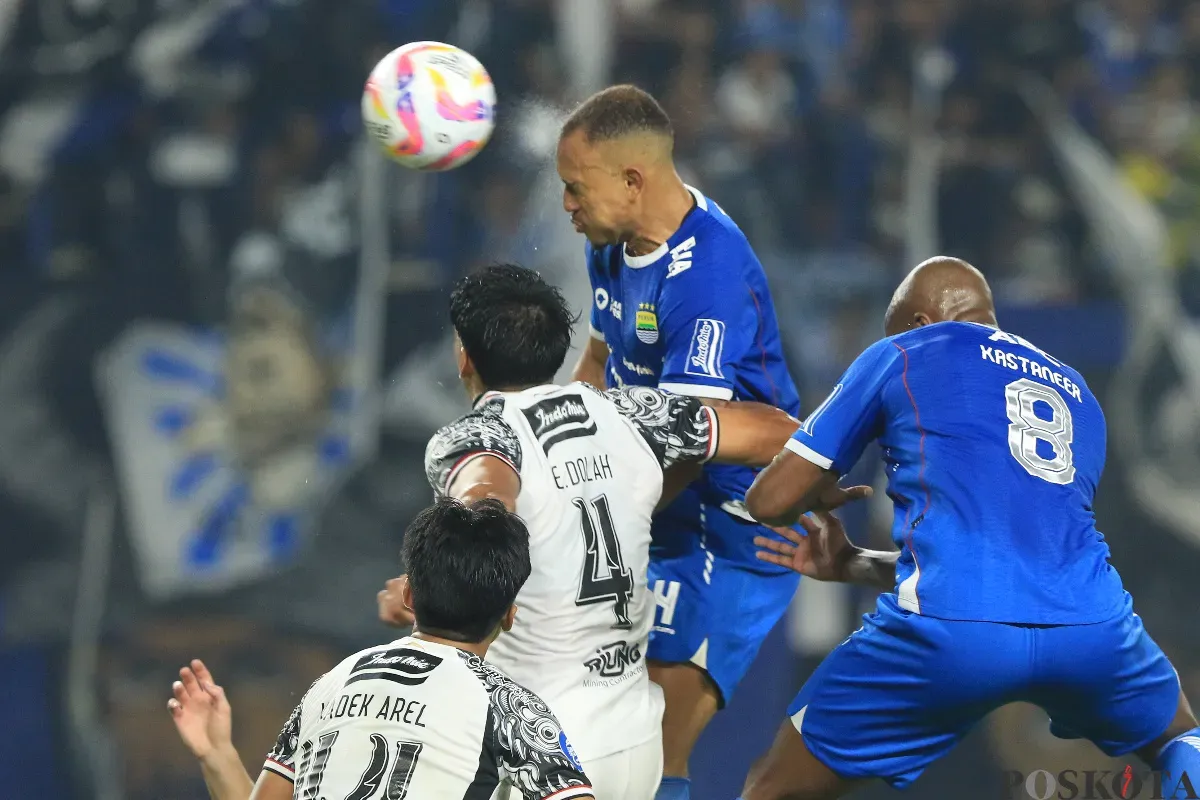 Sundulan Gustavo Franca yang berbuah gol kemenangan bagi Persib Bandung saat menghadapi Bali United di Stadion Gelora Bandung Lautan Api, Jumat, 18 April 2025. Persib berhasil mengamankan tiga poin setelah menutup laga dengan skor 2-1. (Sumber: Poskota/Ade Mamad)
