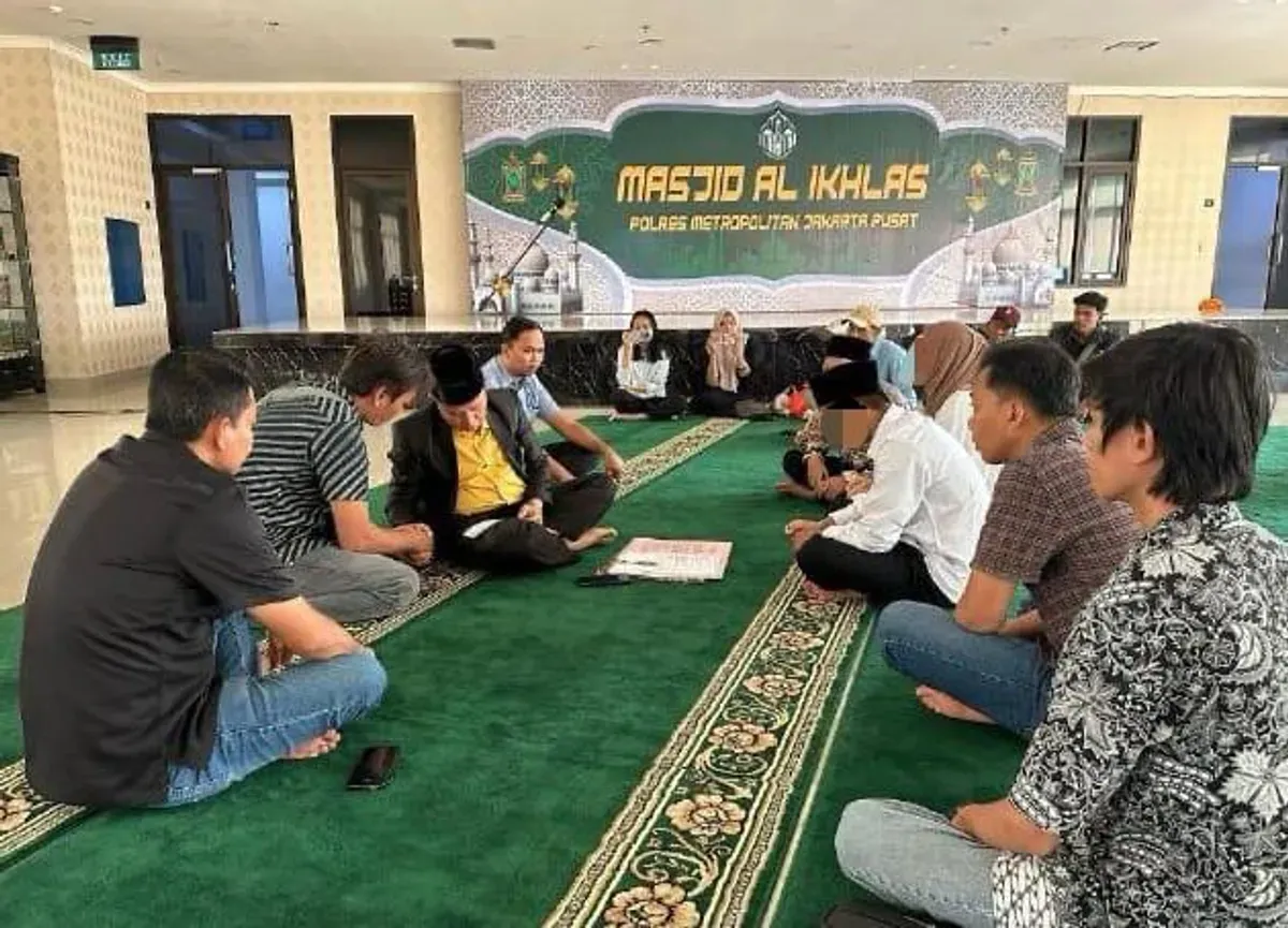 Tersangka kasus pencurian dengan kekerasan kendaraan bermotor berinisial AS melangsungkan akad nikah di tengah proses hukum yang dijalaninya di Polres Metro Jakarta Pusat. (Sumber: Polres Metro Jakarta Pusat)