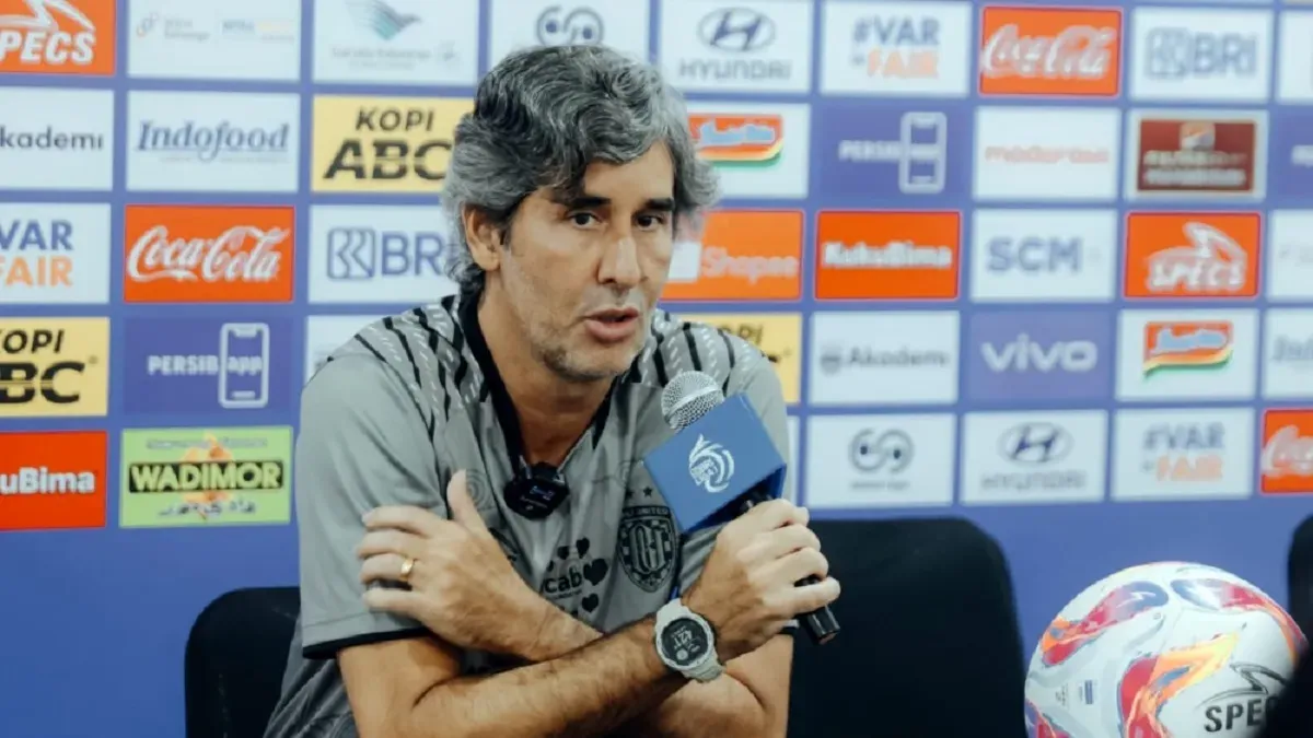 Stefano 'Teco' Cugurra minta wasit laga Persib vs Bali United lebih fair dan adil. (Foto: ligaindonesiabaru.com)