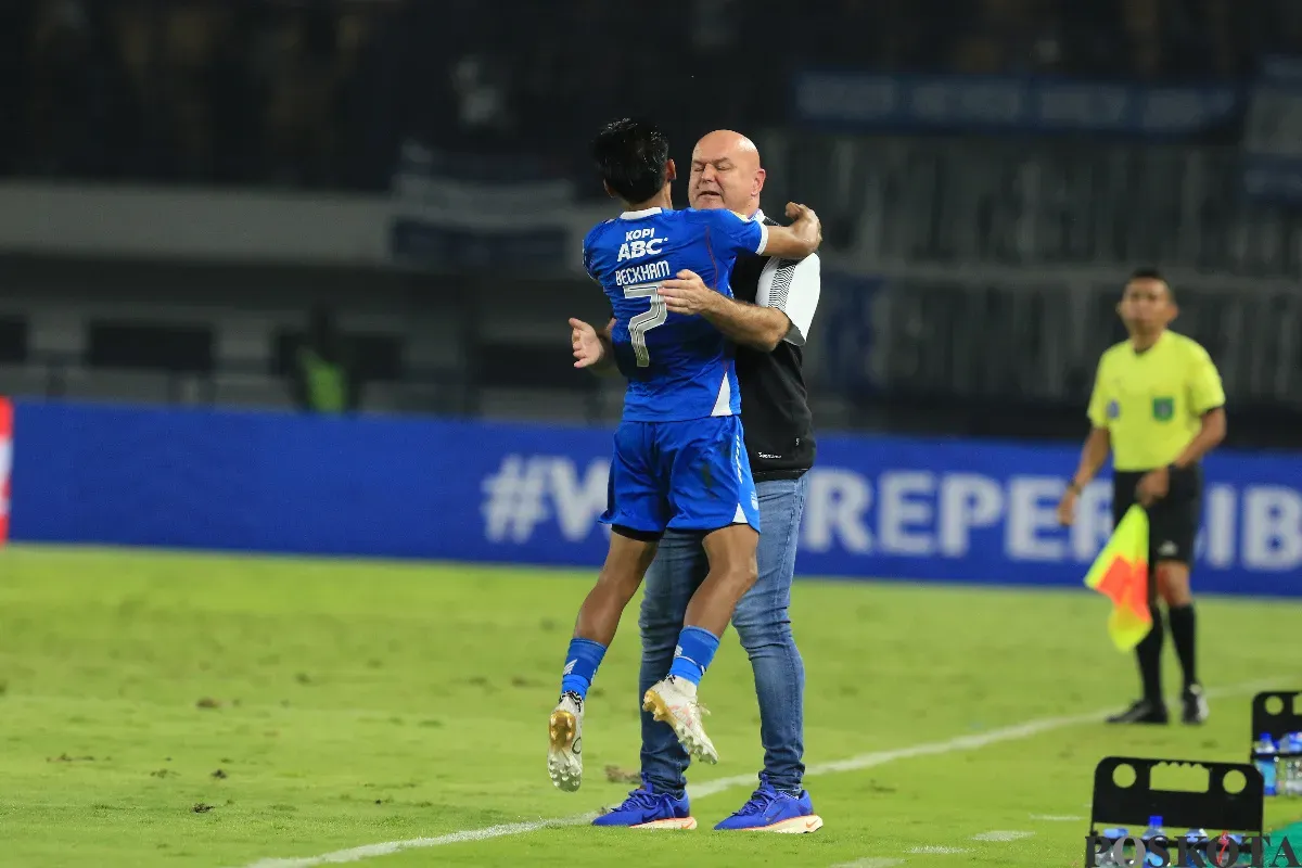 Beckham Putra memeluk pelatih Persib Bandung, Bojan Hodak setelah mencetak gol penyama kedudukan ke gawang Bali United dalam laga pekan ke-29 Liga 1 di Stadion Gelora Bandung Lautan Api, Jumat, 18 April 2025. (Sumber: Poskota/Ade Mamad)