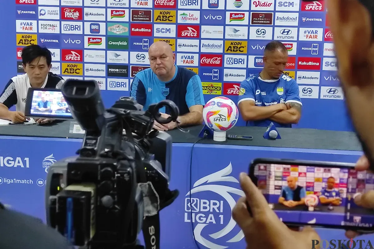 Pelatih Persib Bandung, Bojan Hodak dan bek Persib Gustavo Franca saat sesi konferensi pers usai laga melawan Bali United di Stadion Gelora Bandung Lautan Api, Jumat, 18 April 2025. (Sumber: Poskota/Ade Mamad)