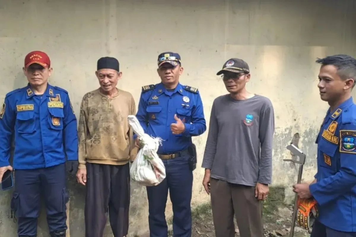 Damkar Garut berhasil mengevakuasi ular sanca kembang yang berkeliaran di pemukiman warga di Desa Campaka, Kecamatan Malangbong pada Jumat, 18 April 2025. (Sumber: Instagram/damkargarut113)
