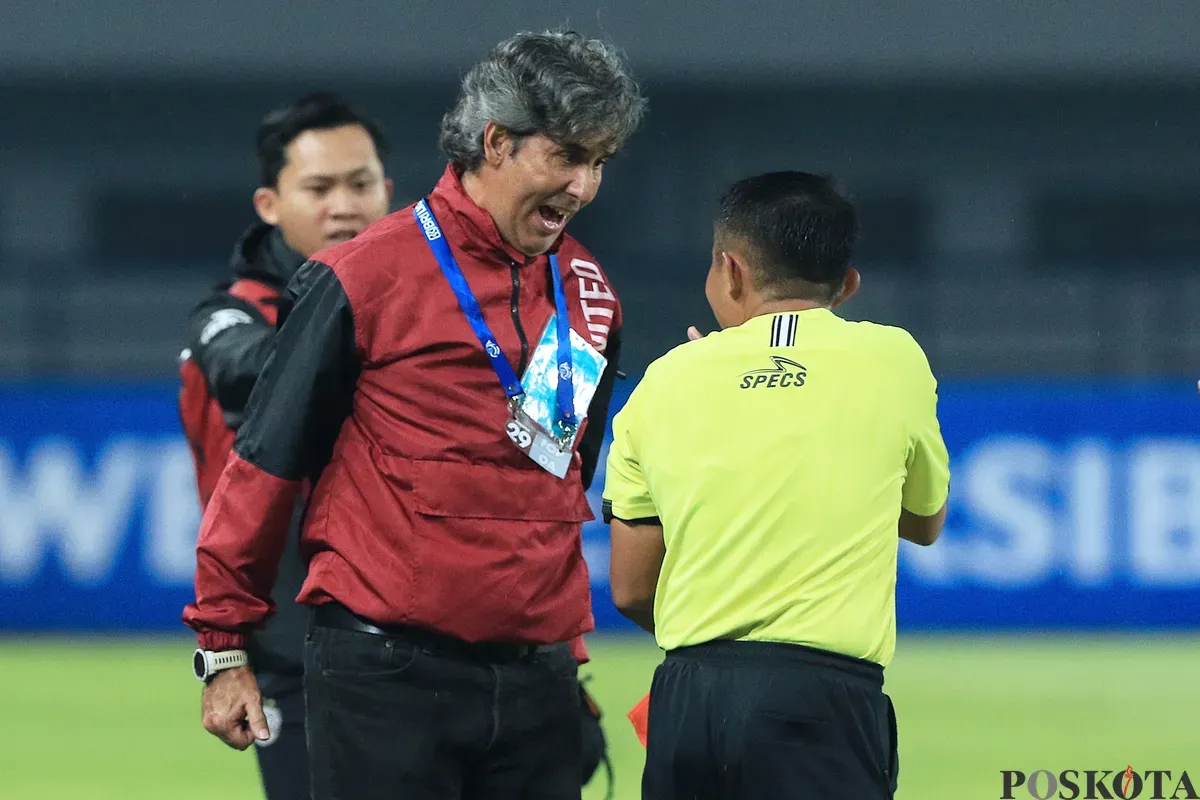 Pelatih Bali United, Stefano 'Teco' Cugurra melakukan protes kepada wasit saat laga timnya melawan Persib di Stadion Gelora Bandung Lautan Api (GBLA), Bandung, Jawa Barat, pada Jumat 18 April 2025. (Sumber: Poskota/Ade Mamad)