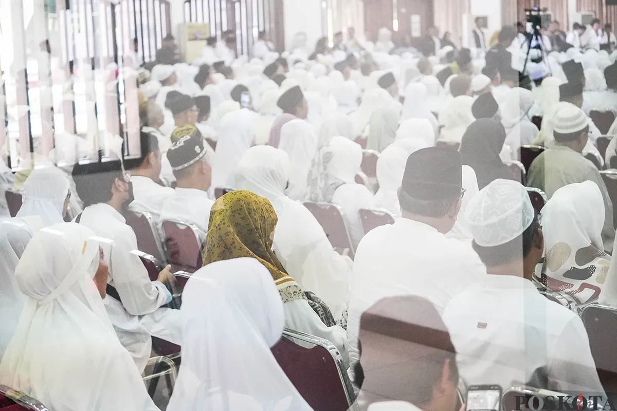Para calon jemaah haji Indonesia saat mengikuti bimbingan Manasik Haji Nasional di Asrama Haji Pondok Gede, Jakarta, Sabtu, 19 April 2025. (Sumber: Poskota/Bilal Nugraha Ginanjar)