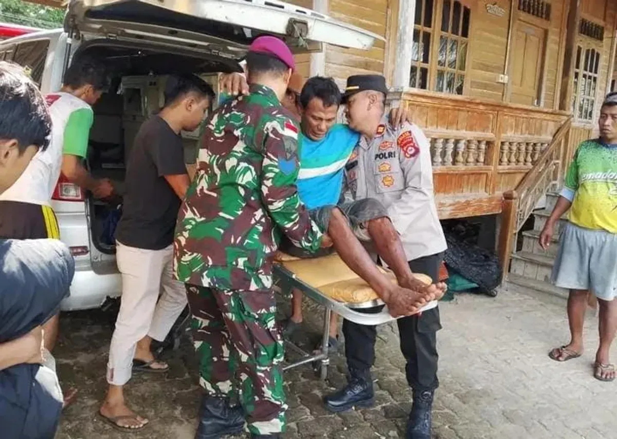 Salah seorang korban laka laut di Pulau Deli, Kecamatan Cikeusik, Pandeglang, saat hendak di bawa ke Puskesmas. (Sumber: Polsek Cikeusik)