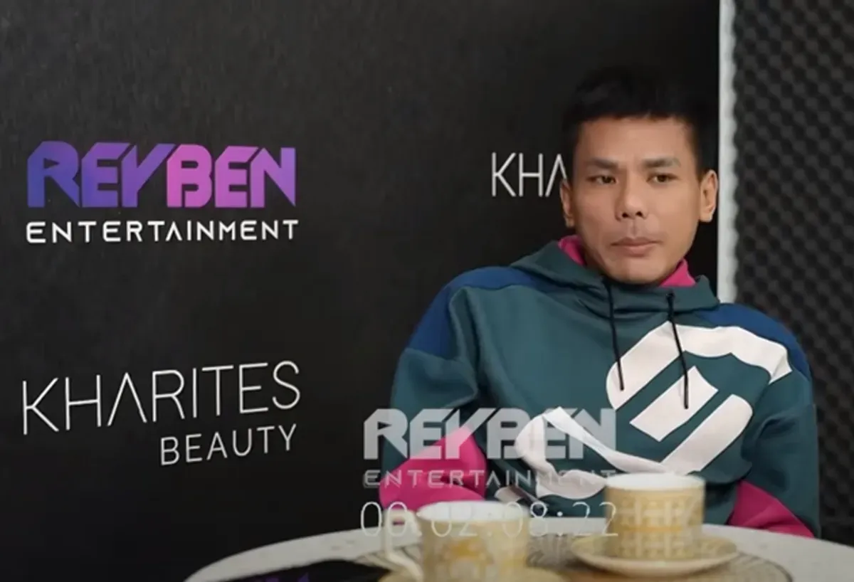 Robby Abbas saat tampil dalam podcast bersama Pablo Benua, blak-blakan soal masa lalu kelamnya dan menyebut sejumlah inisial artis yang pernah ia tangani dalam prostitusi online. (Sumber: YouTube/Reyben Entertainment)