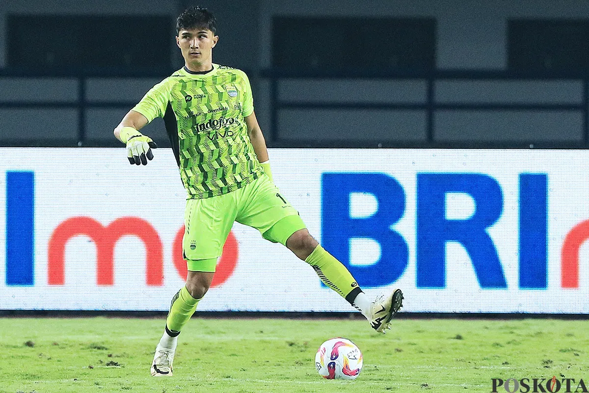 Kiper Persib, Kevin Ray Mendoza yang dirumorkan dibidik klub asal Liga Thailand Chonburi. (Sumber: Poskota/Ade Mamad)