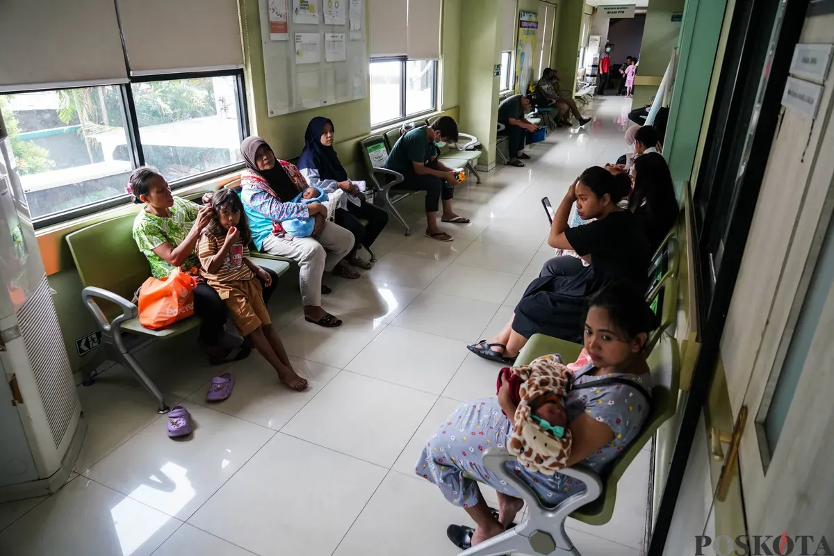 Ilustrasi warga menunggu antrean berobat di Puskesmas di Jakarta, beberapa waktu lalu. Kasus pelecehan seksual oleh dokter kandungan membuat emak-emak khawatir mengalami kasus serupa saat periksa kandungan. (Sumber: Poskota/Bilal Nugraha Ginanjar)