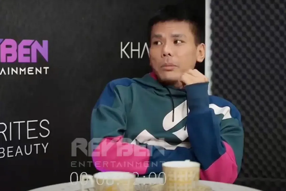 Potret eks mucikari prostitusi artis, Robby Abbas yang mengungkapkan cara artis menaikkan tarif. (Sumber: YouTube/Reyben Entertaiment)