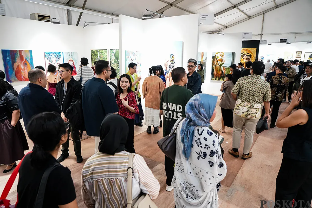 Pengunjung melihat karya instalasi yang ditampilkan pada pameran Art Jakarta Gardens di Hutan Kota Plataran, Senayan Jakarta, Selasa, 22 April 2025. (Sumber: Poskota/Bilal Nugraha Ginanjar)