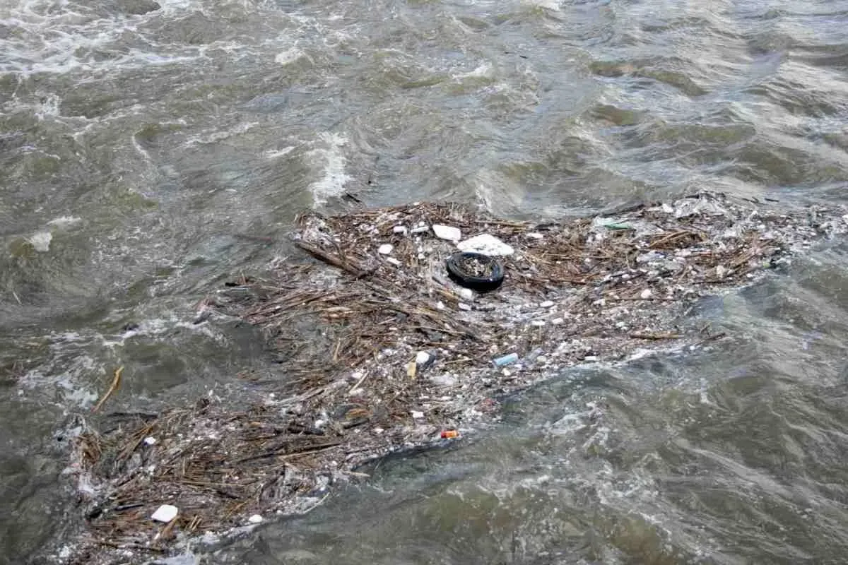 Ilustrasi sampah di sungai. (Sumber: PxHere)