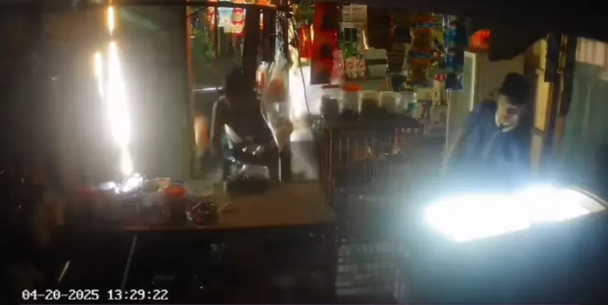 Viral detik-detik aksi nekat sekelompok pemuda jarah warung membawa kabur rokok hingga mainan anak. (Sumber: Tangkap layar Instagram/@medsosmedan.id)