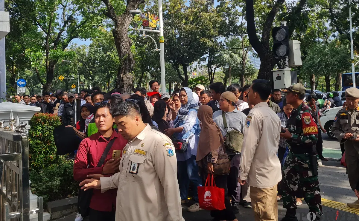 Warga antre melamar pekerjaan sebagai petugas PPSU di Balai Kota Jakarta, Jumat 25 April 2025. (Sumber: Poskota/Pandi Ramedhan)