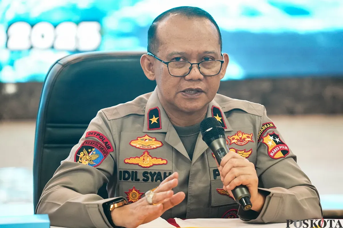 Dirpolair Kor Polairud Baharkam Polri, Brigjen Pol Idil Syah, menyampaikan keterangan pers Kegiatan Rutin Kepolisian yang Ditingkatkan (KRYD) Destructive Fishing 2025 (Kegiatan Penangkapan Ikan yang Merusak Lingkungan) di Mako Korpolairud, Tanjung Priok, Jakarta Utara, Jum'at, 25 April 2025. (Sumber: Poskota/Bilal Nugraha Ginanjar)